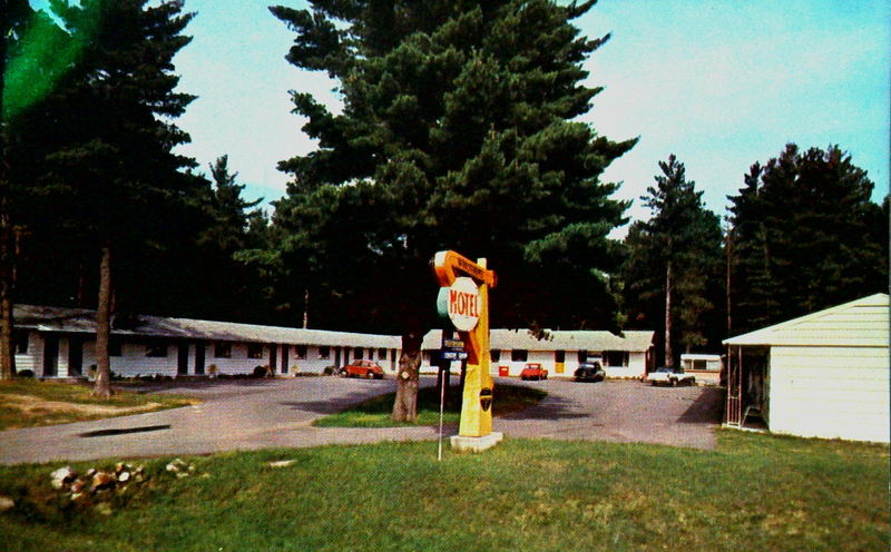 Wahlstroms Parkway Restaurant - Old Postcard (newer photo)